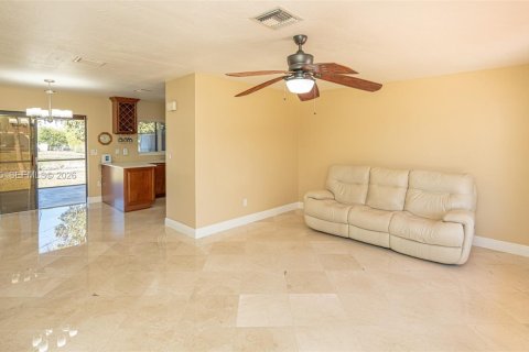 House in Miami, Florida 4 bedrooms, 128.02 sq.m. № 2038568 - photo 7