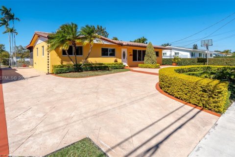 House in Miami, Florida 4 bedrooms, 128.02 sq.m. № 2038568 - photo 8