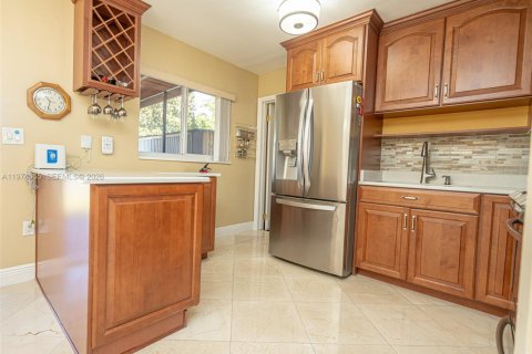 House in Miami, Florida 4 bedrooms, 128.02 sq.m. № 2038568 - photo 24