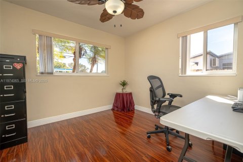 House in Miami, Florida 4 bedrooms, 128.02 sq.m. № 2038568 - photo 27