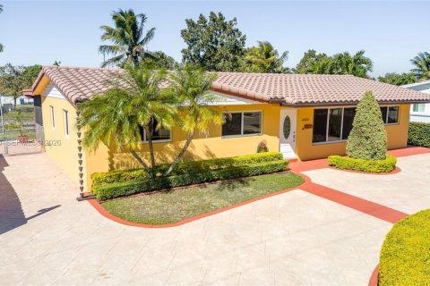 House in Miami, Florida 4 bedrooms, 128.02 sq.m. № 2038568
