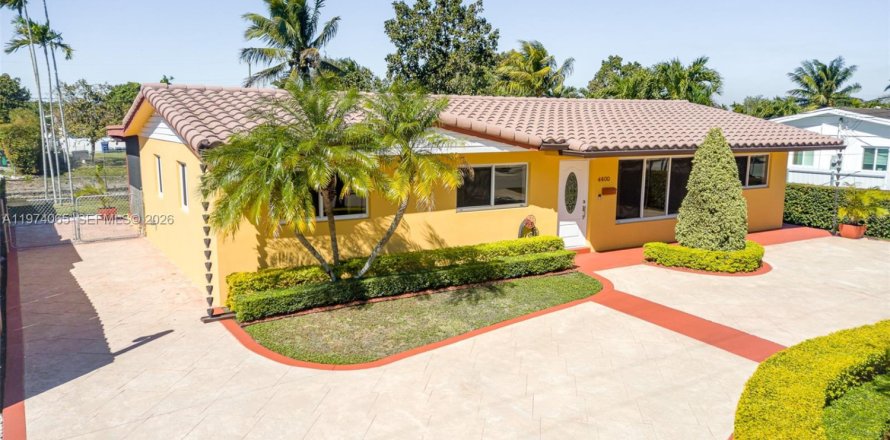 House in Miami, Florida 4 bedrooms, 128.02 sq.m. № 2038568