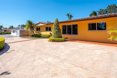 House in Miami, Florida 4 bedrooms, 128.02 sq.m. № 2038568 - photo 9