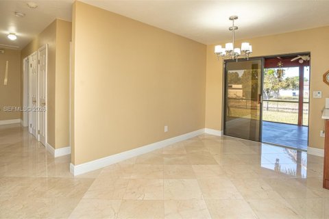 House in Miami, Florida 4 bedrooms, 128.02 sq.m. № 2038568 - photo 23