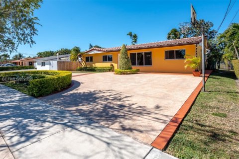 House in Miami, Florida 4 bedrooms, 128.02 sq.m. № 2038568 - photo 10