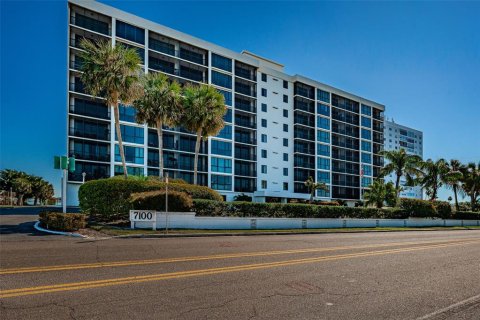 Condo in Saint Petersburg, Florida, 2 bedrooms  № 1909458 - photo 1