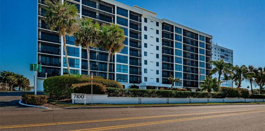 Condo in Saint Petersburg, Florida, 2 bedrooms № 1909458