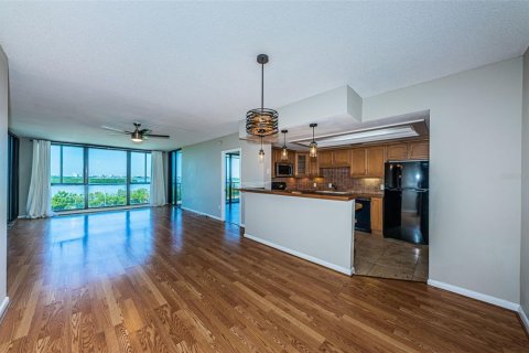 Condo in Saint Petersburg, Florida, 2 bedrooms  № 1909458 - photo 10