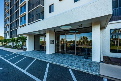 Condo in Saint Petersburg, Florida, 2 bedrooms  № 1909458 - photo 2