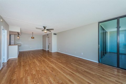 Condo in Saint Petersburg, Florida, 2 bedrooms  № 1909458 - photo 14