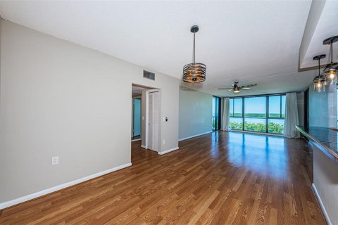 Condo in Saint Petersburg, Florida, 2 bedrooms  № 1909458 - photo 12