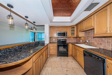 Condo in Saint Petersburg, Florida, 2 bedrooms  № 1909458 - photo 16