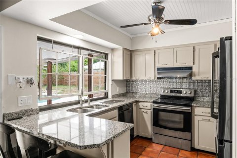House in Mount Dora, Florida 3 bedrooms, 179.58 sq.m. № 1720631 - photo 10