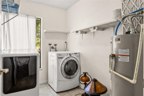 House in Mount Dora, Florida 3 bedrooms, 179.58 sq.m. № 1720631 - photo 30