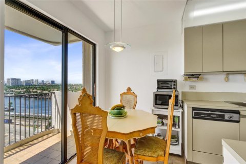 Condo in Hollywood, Florida, 2 bedrooms № 1977696 - photo 16