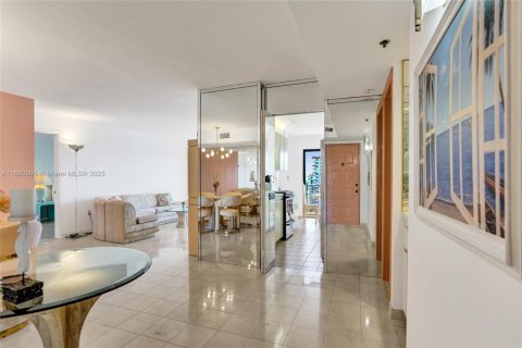 Condo in Hollywood, Florida, 2 bedrooms № 1977696 - photo 6