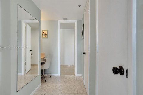 Condo in Hollywood, Florida, 2 bedrooms № 1977696 - photo 24