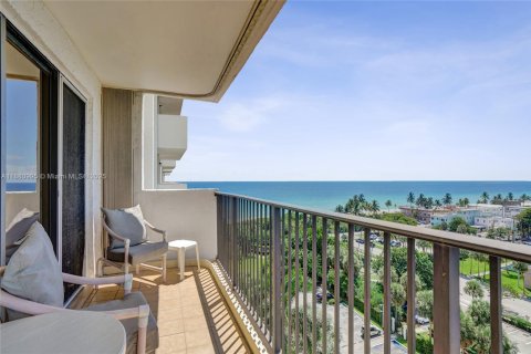 Condo in Hollywood, Florida, 2 bedrooms № 1977696 - photo 1