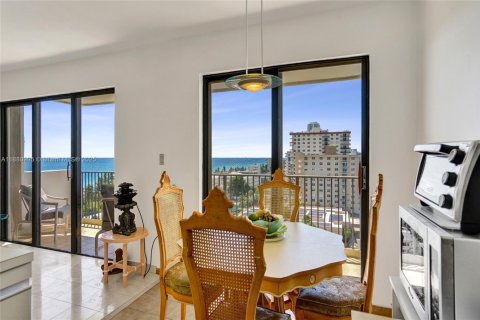 Condo in Hollywood, Florida, 2 bedrooms № 1977696 - photo 19