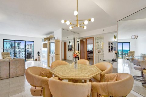 Condo in Hollywood, Florida, 2 bedrooms № 1977696 - photo 4