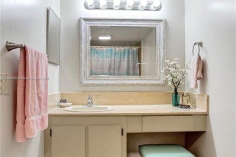 Condo in Hollywood, Florida, 2 bedrooms № 1977696 - photo 26