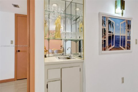 Condo in Hollywood, Florida, 2 bedrooms № 1977696 - photo 7