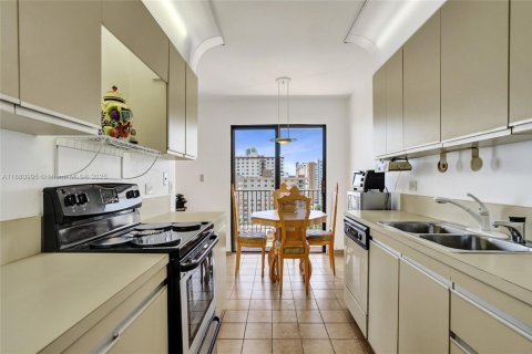 Condo in Hollywood, Florida, 2 bedrooms № 1977696 - photo 18