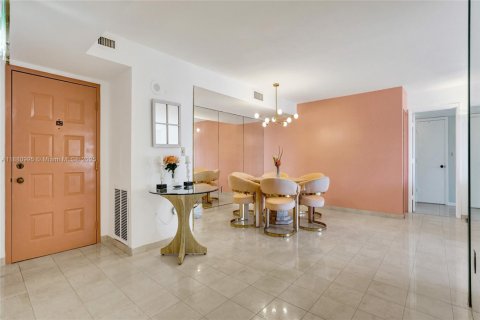 Condo in Hollywood, Florida, 2 bedrooms № 1977696 - photo 8