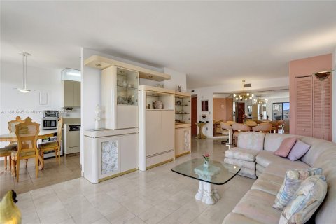 Condo in Hollywood, Florida, 2 bedrooms № 1977696 - photo 14