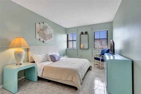 Condo in Hollywood, Florida, 2 bedrooms № 1977696 - photo 20