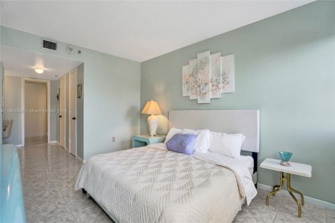 Condo in Hollywood, Florida, 2 bedrooms № 1977696 - photo 22