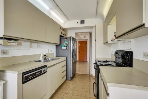 Condo in Hollywood, Florida, 2 bedrooms № 1977696 - photo 17