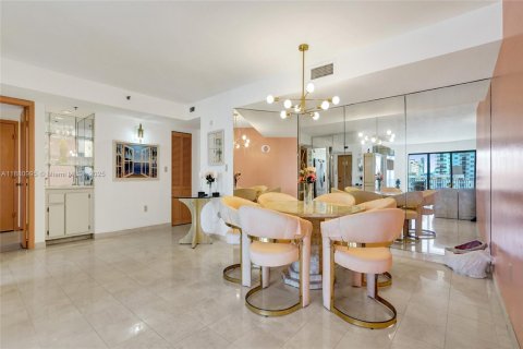 Condo in Hollywood, Florida, 2 bedrooms № 1977696 - photo 11