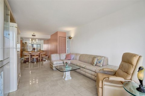 Condo in Hollywood, Florida, 2 bedrooms № 1977696 - photo 13