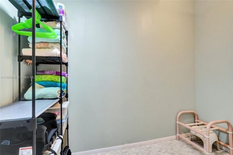 Condo in Hollywood, Florida, 2 bedrooms № 1977696 - photo 21