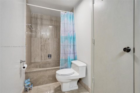 Condo in Hollywood, Florida, 2 bedrooms № 1977696 - photo 27