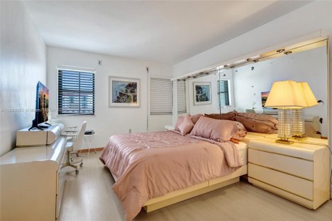 Condo in Hollywood, Florida, 2 bedrooms № 1977696 - photo 28