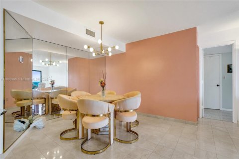 Condo in Hollywood, Florida, 2 bedrooms № 1977696 - photo 10