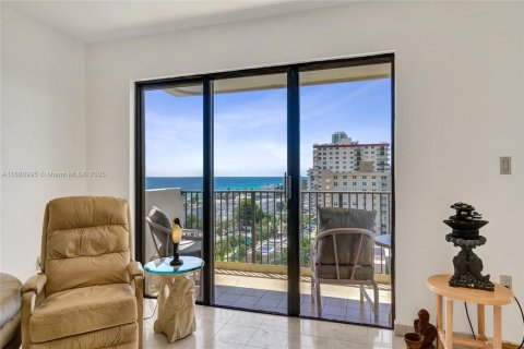Condo in Hollywood, Florida, 2 bedrooms № 1977696 - photo 15
