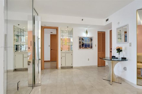 Condo in Hollywood, Florida, 2 bedrooms № 1977696 - photo 9