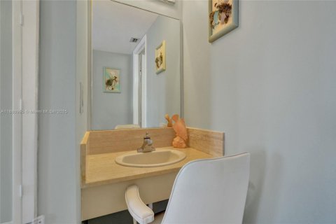 Condo in Hollywood, Florida, 2 bedrooms № 1977696 - photo 25