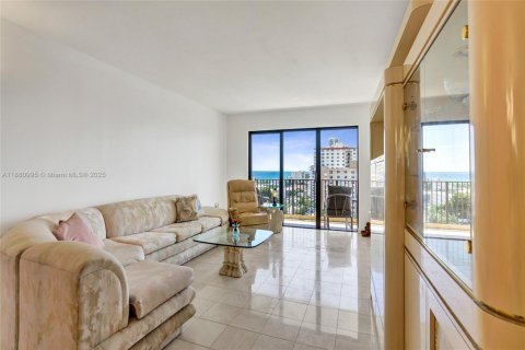 Condo in Hollywood, Florida, 2 bedrooms № 1977696 - photo 12