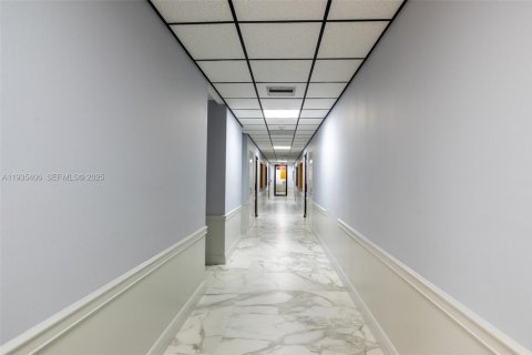 Propiedad comercial en venta en Lauderhill, Florida № 1993572 - foto 7