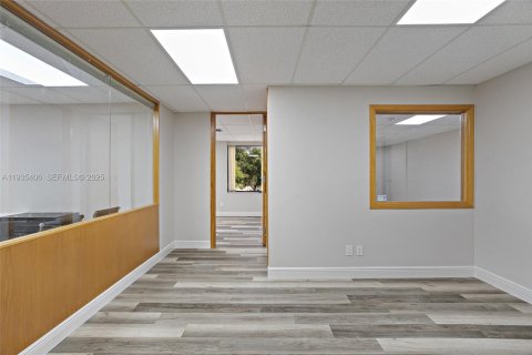 Propiedad comercial en venta en Lauderhill, Florida № 1993572 - foto 17