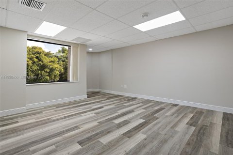 Propiedad comercial en venta en Lauderhill, Florida № 1993572 - foto 19