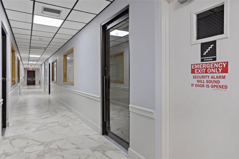 Propiedad comercial en venta en Lauderhill, Florida № 1993572 - foto 8