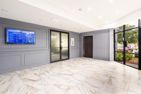 Propiedad comercial en venta en Lauderhill, Florida № 1993572 - foto 4