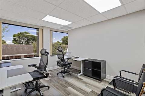 Propiedad comercial en venta en Lauderhill, Florida № 1993572 - foto 18