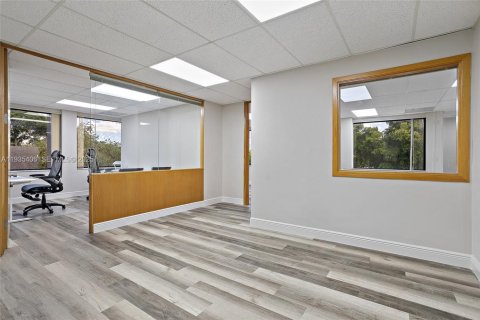 Propiedad comercial en venta en Lauderhill, Florida № 1993572 - foto 15