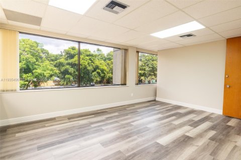 Propiedad comercial en venta en Lauderhill, Florida № 1993572 - foto 14